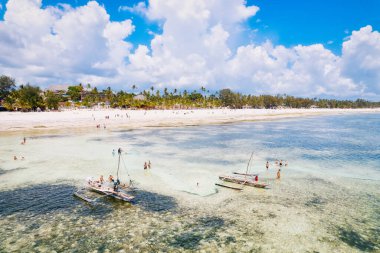 Zanzibar Adası kıyılarının havadan görünüşü, el değmemiş plajları ve turkuaz sularıyla görülmeye değerdir..