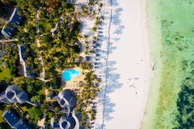 Zanzibar Plajı 'nın çarpıcı güzelliği, bu manzarayı yakalamak isteyen sanatçılar ve fotoğrafçılar için popüler bir yer haline getirdi..