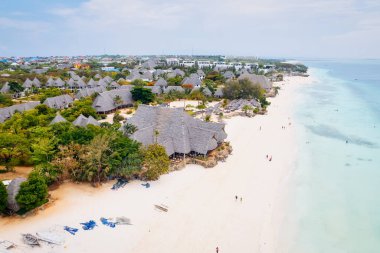 Zanzibar Plajı 'nın çarpıcı güzelliği, bu manzarayı yakalamak isteyen sanatçılar ve fotoğrafçılar için popüler bir yer haline getirdi..