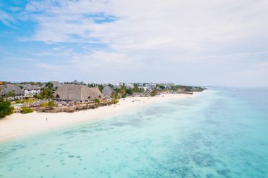 Zanzibar Plajı, nefes kesen berrak suları ve turistlere tropik bir kaçış arayan el değmemiş beyaz kumları olan egzotik bir cennettir..