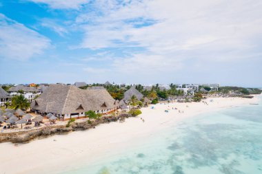 Zanzibar Adası 'ndaki tropikal manzara canlı renkler, egzotik bitki örtüsü ve eşsiz faunalarla doludur..