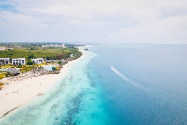 Zanzibar plaj yazları serinletici deniz esintisi sıcağa karşı hoş bir dinlenmedir..
