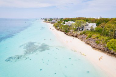 Zanzibar Plajı, nefes kesen berrak suları ve turistlere tropik bir kaçış arayan el değmemiş beyaz kumları olan egzotik bir cennettir..