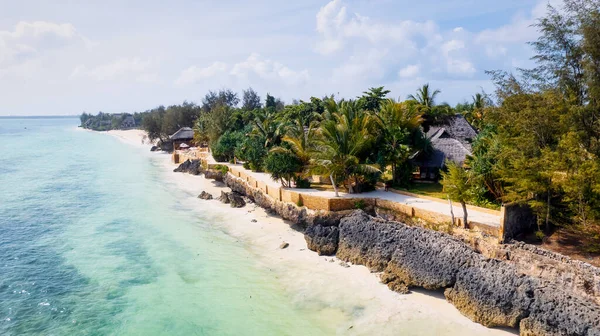 Zanzibar Plajı, nefes kesen berrak suları ve turistlere tropik bir kaçış arayan el değmemiş beyaz kumları olan egzotik bir cennettir..