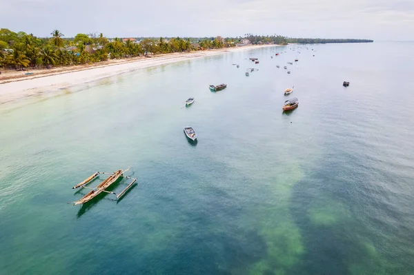 잔지바르 섬에는 여름날 푸르스름 하늘을 배경으로 모래와 야자나무와 청록색 바닷물이 — 스톡 사진