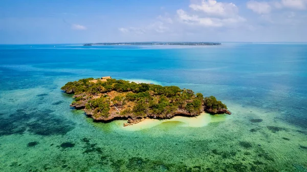 Slunečného Letního Dne Tropické Pláži Ostrova Zanzibar Tyčí Překrásná Modrá — Stock fotografie