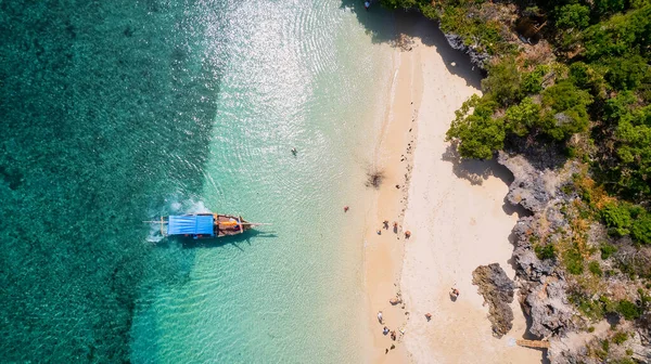 Güneşli bir yaz gününde, bulutları kabarık, güzel mavi bir gökyüzüne karşı uzanan Zanzibar Adası 'nın tropikal plajı görülmeye değer bir manzaradır. Beyaz kum, palmiye ağaçları ve kristal berraklığında turkuaz sular birleşerek rahatlatıcı bir zemin oluşturuyor. 