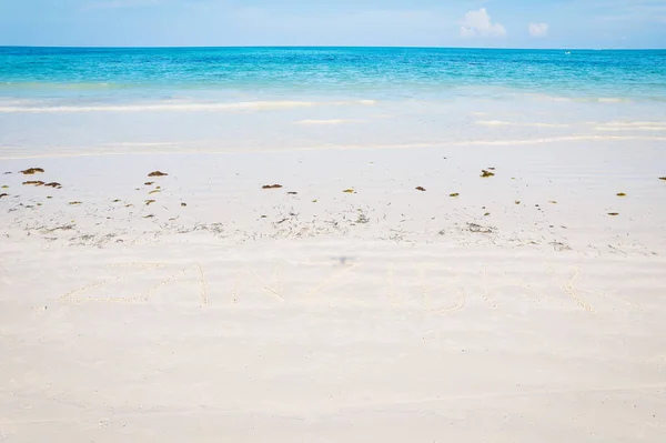 Тропический Пляж Острова Занзибар Расположен Фоне Красивого Голубого Неба Пушистыми — стоковое фото