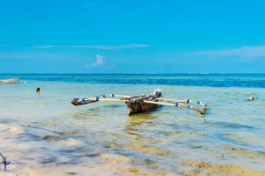 Klasik bir ahşap balıkçı teknesi. Genellikle Tanzanya 'da kullanılır. Hint Okyanusu' nda, Zanzibar yakınlarında..
