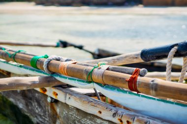 Geleneksel bir tasarımı olan ahşap bir balıkçı teknesi, genellikle Tanzanya 'da bulunur ve Zanzibar yakınlarındaki Hint Okyanusu' nda bulunur..