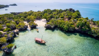 Geleneksel bir tasarımı olan ahşap bir balıkçı teknesi, genellikle Tanzanya 'da bulunur ve Zanzibar yakınlarındaki Hint Okyanusu' nda bulunur..