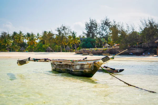 Geleneksel bir tasarımı olan ahşap bir balıkçı teknesi, genellikle Tanzanya 'da bulunur ve Zanzibar yakınlarındaki Hint Okyanusu' nda bulunur..