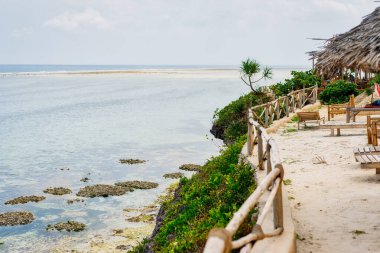 Yukarıdan bakıldığında Zanzibar 'ın kumlu plajlarının nefes kesici güzelliği görülebiliyor. Palmiye ağaçları, şemsiyeler, beyaz kumlar ve Hint Okyanusu' nun kristal gibi berrak sularıyla bezenmiş..