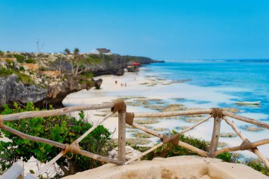 Yukarıdan bakıldığında Zanzibar 'ın kumlu plajlarının nefes kesici güzelliği görülebiliyor. Palmiye ağaçları, şemsiyeler, beyaz kumlar ve Hint Okyanusu' nun kristal gibi berrak sularıyla bezenmiş..