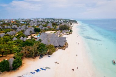 Zanzibar 'ın kumlu sahillerinin havadan görünüşü tropikal bir cennetin özünü yansıtıyor. Palmiye ağaçları, şemsiyeler, beyaz kumlar ve Hint Okyanusu' nun dingin mavi suları..