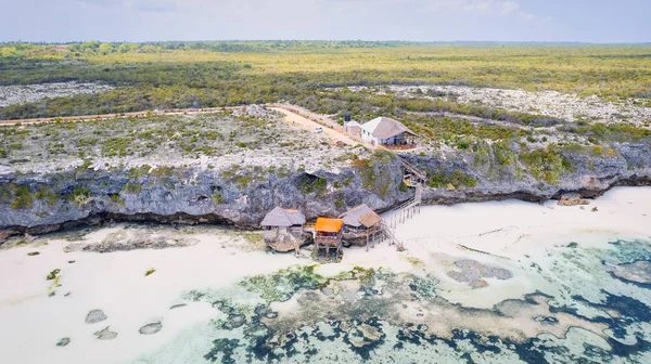 Zanzibar 'ın kumlu sahillerinin havadan görünüşü tropikal bir cennetin özünü yansıtıyor. Palmiye ağaçları, şemsiyeler, beyaz kumlar ve Hint Okyanusu' nun dingin mavi suları..