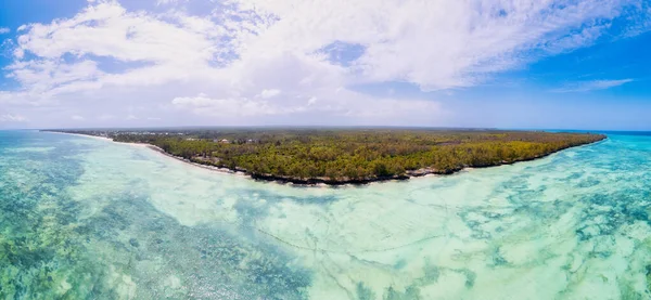 Letecký Pohled Pláže Zanzibaru Zachycuje Esenci Tropického Ráje Palmami Deštníky — Stock fotografie
