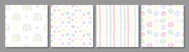 Tatlı Motifli Yumuşak Pastel Bebek Modeli Koleksiyonu. Dört dikişsiz pastel desenli gökkuşağı, kalp, el çizimi çizgiler ve yumuşak bebek renklerinde soyut şekiller.