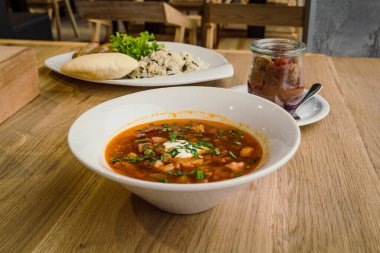 Çorba konsepti fotoğrafını kapat. Sağlam ve lezzetli bir akşam yemeği. Arka planda restoran kursları olan ön manzara fotoğrafçılığı. Duvar kağıdı, seyahat günlüğü, dergi, makale için yüksek kaliteli resim