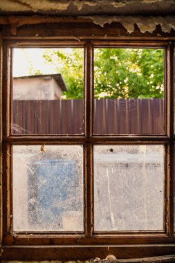Pencereyi örümcek ağı konsepti fotoğrafıyla kapat. Eski köy evi. Arka planda ev bitkileri olan ön manzara fotoğrafçılığı. Duvar kağıdı, seyahat günlüğü, dergi, makale için yüksek kaliteli resim
