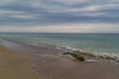 Güzel deniz manzaralı manzara fotoğrafı. Arka planda bulutlu gökyüzü olan güzel doğa manzara fotoğrafçılığı. Idyllic sahne. Duvar kağıdı, seyahat günlüğü, dergi, makale için yüksek kaliteli resim