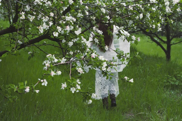 Lady Blommande Trädgård Natursköna Fotografi Blommande Äppelträd Bild Kvinna Med — Stockfoto