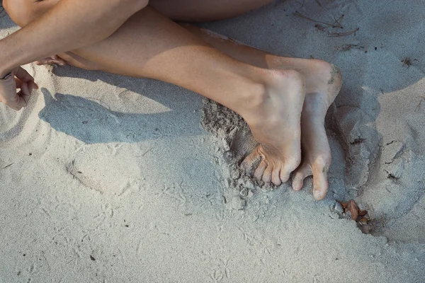Κοντινό Πλάνο Γυμνόστηθη Κοπέλα Στην Παραλία Έννοια Φωτογραφία Ξαπλωμένος Στην — Φωτογραφία Αρχείου