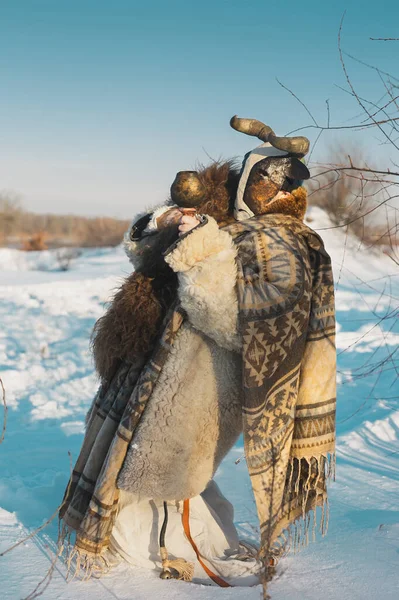 Mann Tracht Szenische Fotografie Winterzeit Männchen Mit Winterwald Hintergrund Hochwertige — Stockfoto