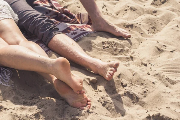 人間の足のモノクロのコンセプト写真を閉じます ビーチでリラックスしている人 背景に砂浜の海岸とサイドビューの写真 旅行ブログ 記事のための高品質の画像 — ストック写真