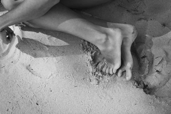 Cerca Chica Descalza Playa Monocromo Concepto Foto Acostado Orilla Del — Foto de Stock