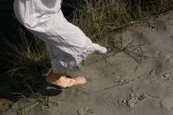 Крупним Планом Леді Ноги Мокрий Пісок Концепції Фото Біла Сукня — стокове фото