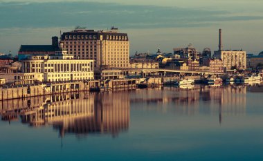 Kyiv Nehri Limanı şehir manzarası fotoğrafı. Arka planda Dnipro Nehir Kenarı Oteli 'nde güzel şehir manzarası fotoğrafçılığı. Sokak sahnesi. Duvar kağıdı, seyahat günlüğü, dergi, makale için yüksek kaliteli resim