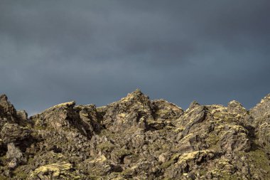 Dağ yamaçlarında bulutlu gökyüzü manzarası fotoğrafı var. Arka planda bulutlar olan güzel doğa manzarası fotoğrafçılığı. Idyllic sahne. Duvar kağıdı, seyahat günlüğü, dergi, makale için yüksek kaliteli resim