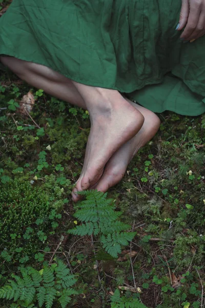 Närbild Fötter Grön Skog Marken Koncept Foto Konceptuell Stil Ovanifrån — Stockfoto