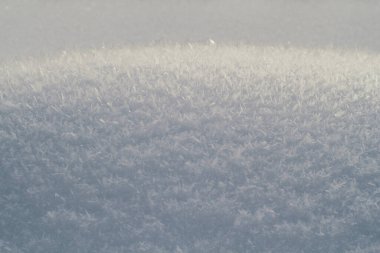 Kar tanelerini makro çekim konsept fotoğrafıyla kapat. Arka planda karlı kış manzarası olan önden görüntü. Duvar kağıdı, seyahat günlüğü, dergi, makale için yüksek kaliteli resim