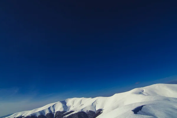 Dağ Zirvesi Manzarasının Üzerindeki Derin Mavi Gökyüzü Arka Planda Kar — Stok fotoğraf