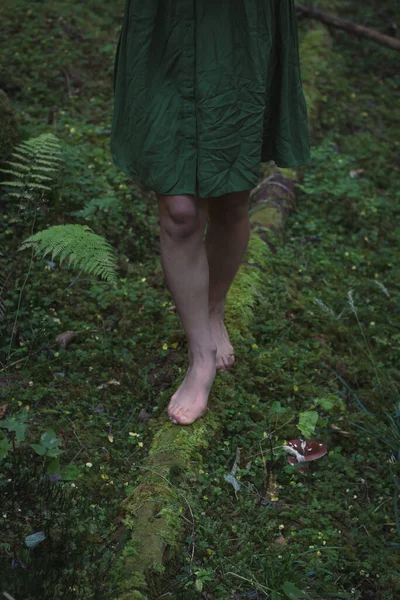 閉じる裸足で森のコンセプトの写真を歩いてください 靴のない女 背景に緑の森とサイドビューの写真 旅行ブログ 記事のための高品質の画像 — ストック写真