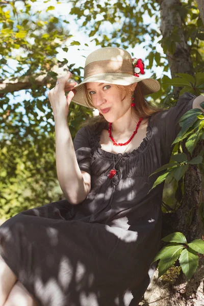 Красивая Дама Расслабляющаяся Фотографией Деревьев Фото Женщины Шляпе Естественным Пейзажем — стоковое фото