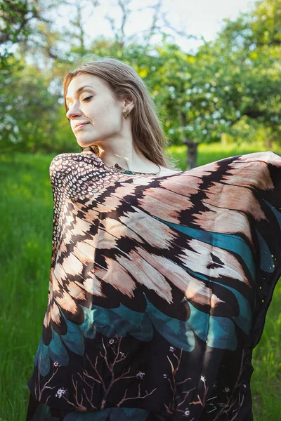 羽のショール風光明媚な写真と肩をカバー女性 背景に自然の風景と写真 高品質の壁紙 旅行ブログ 記事のための写真のコンセプト — ストック写真