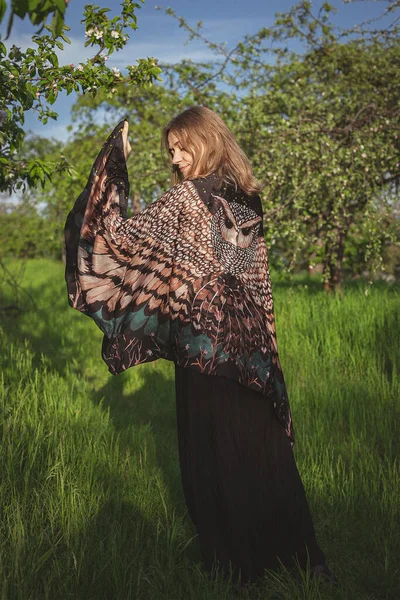 フクロウの翼の後ろからの女性は風光明媚な写真ショール 背景に自然の風景を持つ美しい女性の写真 高品質の壁紙 旅行ブログ 記事のための写真のコンセプト — ストック写真