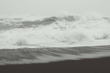 Tek renkli deniz manzarasında fırtınalı bir hava. Arka planda köpüklü dalgalarla güzel doğa fotoğrafçılığı. Idyllic sahne. Duvar kağıdı, seyahat günlüğü, dergi, makale için yüksek kaliteli resim