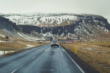 Kırsal yol manzarası boyunca araba sürüyor. Arka planda dağ olan güzel doğa manzarası fotoğrafçılığı. Idyllic sahne. Duvar kağıdı, seyahat günlüğü, dergi, makale için yüksek kaliteli resim