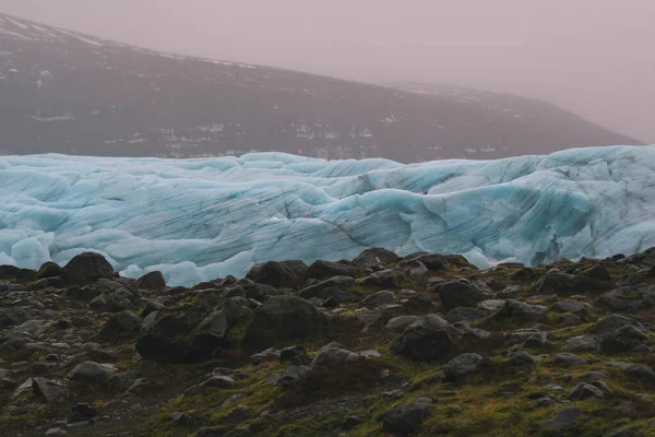 岩の谷の風景写真の中に氷の氷河 背景に山と美しい自然の風景写真 牧歌的なシーン 旅行ブログ 記事のための高品質の画像 — ストック写真