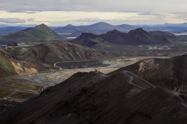 İnsanlar dağ manzarası fotoğrafı üzerinde toplanıyor. Arka planda Highland olan güzel doğa manzarası fotoğrafçılığı. Idyllic sahne. Duvar kağıdı, seyahat günlüğü, dergi, makale için yüksek kaliteli resim