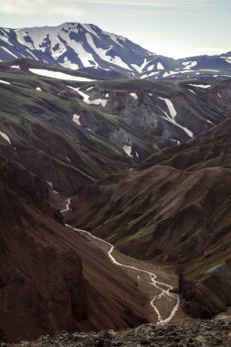 Dağların arasından akan nehir manzarası. Arka planda Highland olan güzel doğa manzarası fotoğrafçılığı. Idyllic sahne. Duvar kağıdı, seyahat günlüğü, dergi, makale için yüksek kaliteli resim