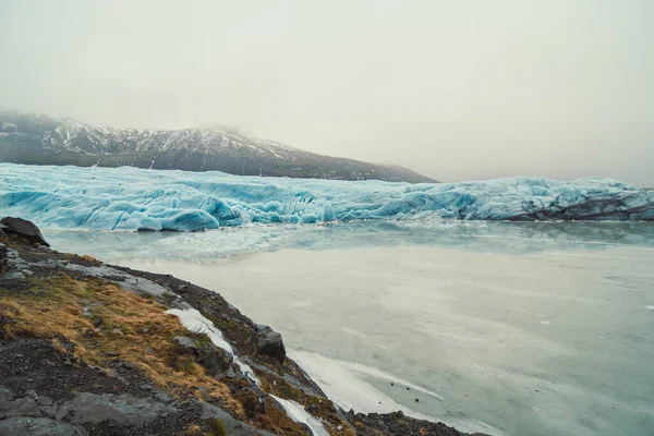 凍結湖や氷河の風景写真 山を背景に美しい自然風景写真 牧歌的なシーン 旅行ブログ 記事のための高品質の画像 — ストック写真
