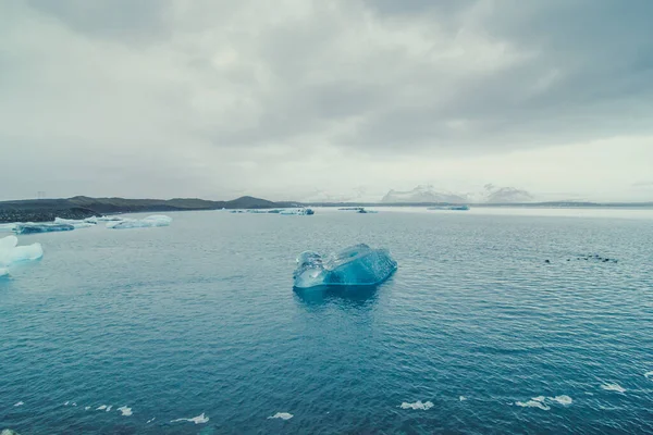 海の水の風景写真の青い氷河 背景に曇り空の美しい自然風景写真 牧歌的なシーン 旅行ブログ 記事のための高品質の画像 — ストック写真