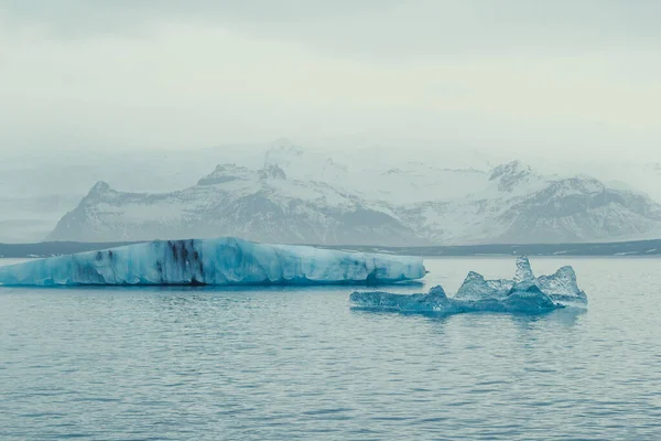北の海の風景写真の氷の部分 背景に大きな山と美しい自然の風景写真 牧歌的なシーン 旅行ブログ 記事のための高品質の画像 — ストック写真