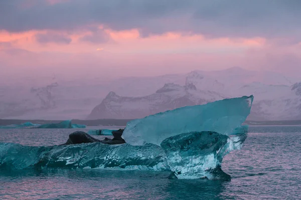海の風景写真の透明氷の作品 山を背景に美しい自然風景写真 牧歌的なシーン 旅行ブログ 記事のための高品質の画像 — ストック写真