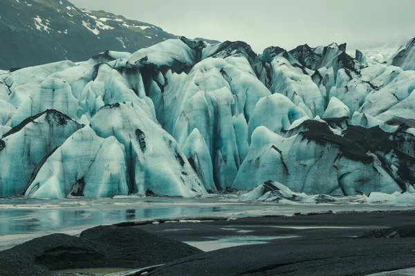 ビーチの風景写真に古代の氷河 背景に暗い空と美しい自然の風景写真 牧歌的なシーン 旅行ブログ 記事のための高品質の画像 — ストック写真